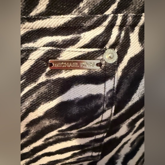 Michael Kors Black and White Patterned Leggings with pockets Stylish and Elegant - Picture 6 of 10